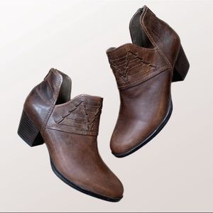 Earth “Merlin” brown distressed booties